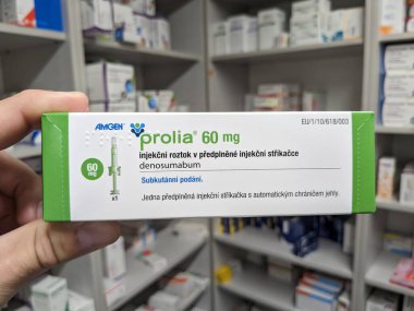 Prag, Çek Cumhuriyeti - 9 Temmuz 2024: Osteoporoz ve kemik sağlığının tedavisinde kullanılan DENOSUMAB aktif maddesi ile PROLIA ilaç kutusu.