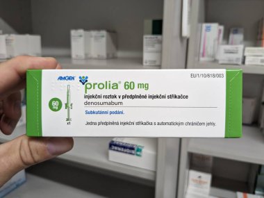 Prag, Çek Cumhuriyeti - 9 Temmuz 2024: Osteoporoz ve kemik sağlığının tedavisinde kullanılan DENOSUMAB aktif maddesi ile PROLIA ilaç kutusu.