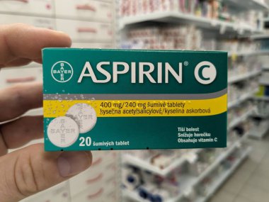 Prag, Çek Cumhuriyeti - 25 Ağustos 2024: BAYER tarafından kullanılan ACETYLSALICYLIC ACID ile ASPIRIN ilaç kutusu, ağrı kesici, ateş azaltma ve kardiyovasküler hastalıkların önlenmesi için kullanılır.