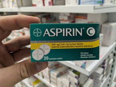 Prag, Çek Cumhuriyeti - 25 Ağustos 2024: BAYER tarafından kullanılan ACETYLSALICYLIC ACID ile ASPIRIN ilaç kutusu, ağrı kesici, ateş azaltma ve kardiyovasküler hastalıkların önlenmesi için kullanılır.