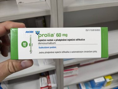 Prag, Çek Cumhuriyeti - 9 Temmuz 2024: Osteoporoz ve kemik sağlığının tedavisinde kullanılan DENOSUMAB aktif maddesi ile PROLIA ilaç kutusu.