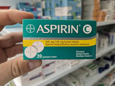 Prag, Çek Cumhuriyeti - 25 Ağustos 2024: BAYER tarafından kullanılan ACETYLSALICYLIC ACID ile ASPIRIN ilaç kutusu, ağrı kesici, ateş azaltma ve kardiyovasküler hastalıkların önlenmesi için kullanılır.