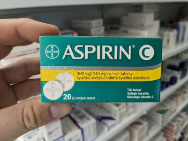 Prag, Çek Cumhuriyeti - 25 Ağustos 2024: BAYER tarafından kullanılan ACETYLSALICYLIC ACID ile ASPIRIN ilaç kutusu, ağrı kesici, ateş azaltma ve kardiyovasküler hastalıkların önlenmesi için kullanılır.