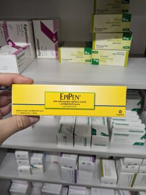 Prag, Çek Cumhuriyeti-27 Haziran 2024: EpiPen Epinefrinyum ilaç enjektörü. Çek Cumhuriyeti 'nde anafilaksi-şiddetli alerji reaksiyonu tedavisi. Uyuşturucu paketi.