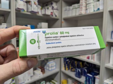 Prag, Çek Cumhuriyeti - 9 Temmuz 2024: Osteoporoz ve kemik sağlığının tedavisinde kullanılan DENOSUMAB aktif maddesi ile PROLIA ilaç kutusu.
