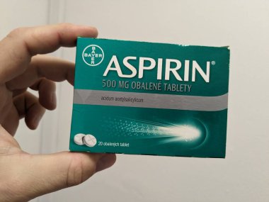 Prag, Çek Cumhuriyeti - 25 Ağustos 2024: BAYER tarafından kullanılan ACETYLSALICYLIC ACID ile ASPIRIN ilaç kutusu, ağrı kesici, ateş azaltma ve kardiyovasküler hastalıkların önlenmesi için kullanılır.