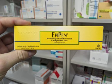 Prag, Çek Cumhuriyeti-27 Haziran 2024: EpiPen Epinefrinyum ilaç enjektörü. Çek Cumhuriyeti 'nde anafilaksi-şiddetli alerji reaksiyonu tedavisi. Uyuşturucu paketi.