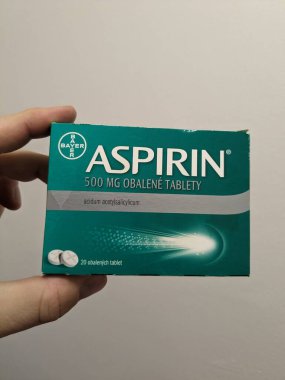 Prag, Çek Cumhuriyeti - 25 Ağustos 2024: BAYER tarafından kullanılan ACETYLSALICYLIC ACID ile ASPIRIN ilaç kutusu, ağrı kesici, ateş azaltma ve kardiyovasküler hastalıkların önlenmesi için kullanılır.