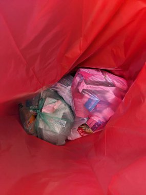 Prag, Çek Cumhuriyeti-27 Ağustos 2024: Uyuşturucuyla israf edilen paketler bazen eczaneye özel çöp kutusuna atılıyor. Kullanılmayan ilaçlar sağlık sistemlerinden büyük paralara mal oluyor