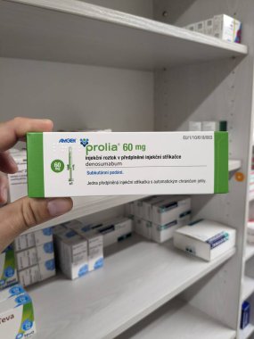 Prag, Çek Cumhuriyeti - 9 Temmuz 2024: Osteoporoz ve kemik sağlığının tedavisinde kullanılan DENOSUMAB aktif maddesi ile PROLIA ilaç kutusu.