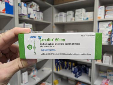 Prag, Çek Cumhuriyeti - 9 Temmuz 2024: Osteoporoz ve kemik sağlığının tedavisinde kullanılan DENOSUMAB aktif maddesi ile PROLIA ilaç kutusu.