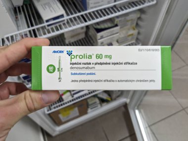 Prag, Çek Cumhuriyeti - 9 Temmuz 2024: Osteoporoz ve kemik sağlığının tedavisinde kullanılan DENOSUMAB aktif maddesi ile PROLIA ilaç kutusu.