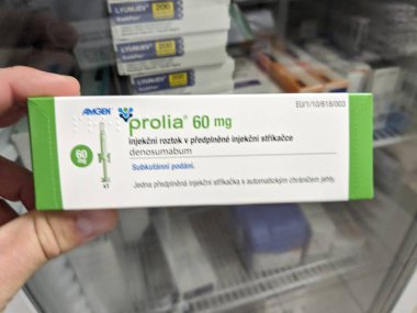 Prag, Çek Cumhuriyeti - 9 Temmuz 2024: Osteoporoz ve kemik sağlığının tedavisinde kullanılan DENOSUMAB aktif maddesi ile PROLIA ilaç kutusu.