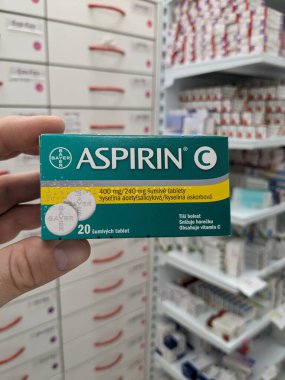 Prag, Çek Cumhuriyeti - 25 Ağustos 2024: BAYER tarafından kullanılan ACETYLSALICYLIC ACID ile ASPIRIN ilaç kutusu, ağrı kesici, ateş azaltma ve kardiyovasküler hastalıkların önlenmesi için kullanılır.