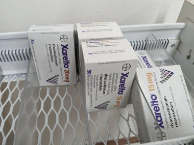 Prag, Çek Cumhuriyeti-15 Ağustos 2024: BAYER tarafından RİVAROXABAN aktif maddesi içeren XARELTO tablet kutusu, kan pıhtılarının önlenmesi ve tedavisinde ve felçte kullanılır.