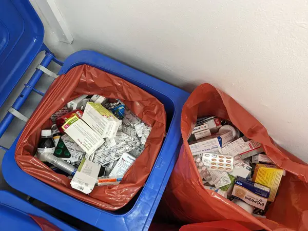Prag, Çek Cumhuriyeti-27 Ağustos 2024: Uyuşturucuyla israf edilen paketler bazen eczaneye özel çöp kutusuna atılıyor. Kullanılmayan ilaçlar sağlık sistemlerinden büyük paralara mal oluyor