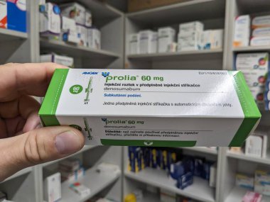 Prag, Çek Cumhuriyeti - 9 Temmuz 2024: Osteoporoz ve kemik sağlığının tedavisinde kullanılan DENOSUMAB aktif maddesi ile PROLIA ilaç kutusu.