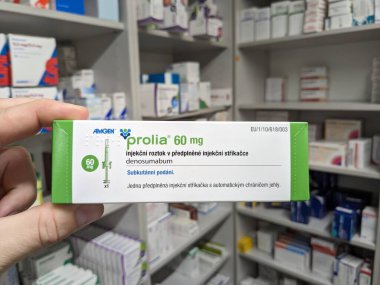 Prag, Çek Cumhuriyeti - 9 Temmuz 2024: Osteoporoz ve kemik sağlığının tedavisinde kullanılan DENOSUMAB aktif maddesi ile PROLIA ilaç kutusu.