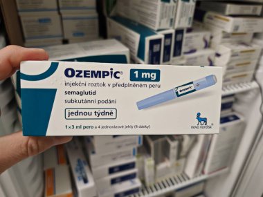 Prag, Çek Cumhuriyeti-8 Nisan 2025: Novo Nordisk tarafından üretilen ve tip 2 diyabet ve kan şekeri kontrolü için kullanılan Ozempic kalem.
