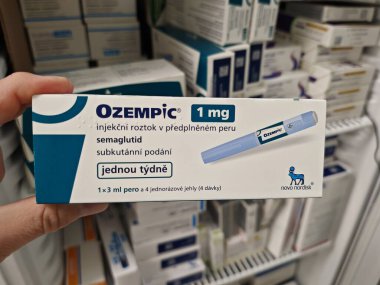 Prag, Çek Cumhuriyeti-8 Nisan 2025: Novo Nordisk tarafından üretilen ve tip 2 diyabet ve kan şekeri kontrolü için kullanılan Ozempic kalem.