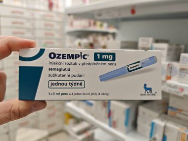 Prag, Çek Cumhuriyeti-8 Nisan 2025: Novo Nordisk tarafından üretilen ve tip 2 diyabet ve kan şekeri kontrolü için kullanılan Ozempic kalem.