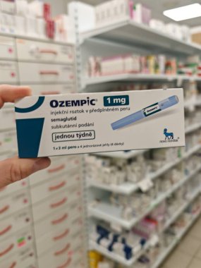 Prag, Çek Cumhuriyeti-8 Nisan 2025: Novo Nordisk tarafından üretilen ve tip 2 diyabet ve kan şekeri kontrolü için kullanılan Ozempic kalem.