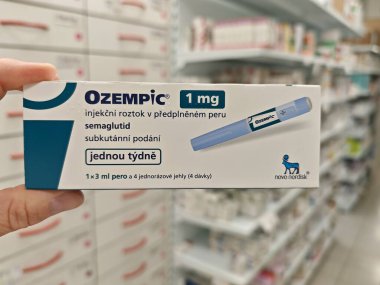 Prag, Çek Cumhuriyeti-8 Nisan 2025: Novo Nordisk tarafından üretilen ve tip 2 diyabet ve kan şekeri kontrolü için kullanılan Ozempic kalem.