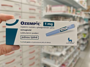 Prag, Çek Cumhuriyeti-8 Nisan 2025: Novo Nordisk tarafından üretilen ve tip 2 diyabet ve kan şekeri kontrolü için kullanılan Ozempic kalem.