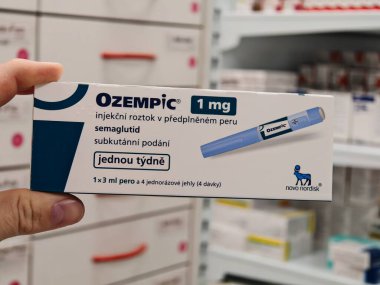 Prag, Çek Cumhuriyeti-8 Nisan 2025: Novo Nordisk tarafından üretilen ve tip 2 diyabet ve kan şekeri kontrolü için kullanılan Ozempic kalem.