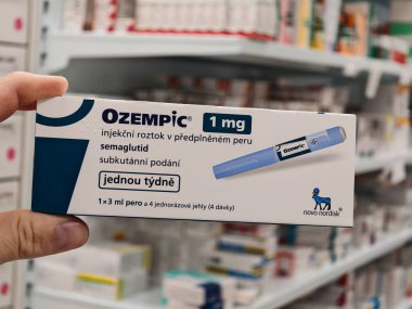 Prag, Çek Cumhuriyeti-8 Nisan 2025: Novo Nordisk tarafından üretilen ve tip 2 diyabet ve kan şekeri kontrolü için kullanılan Ozempic kalem.
