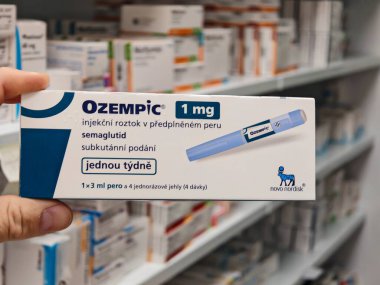 Prag, Çek Cumhuriyeti-8 Nisan 2025: Novo Nordisk tarafından üretilen ve tip 2 diyabet ve kan şekeri kontrolü için kullanılan Ozempic kalem.