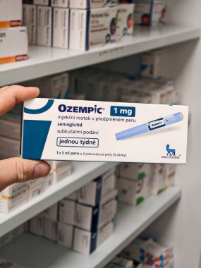 Prag, Çek Cumhuriyeti-8 Nisan 2025: Novo Nordisk tarafından üretilen ve tip 2 diyabet ve kan şekeri kontrolü için kullanılan Ozempic kalem.