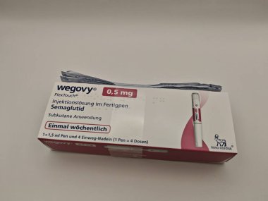 Prag, Çek Cumhuriyeti-8 Nisan 2025: Novo Nordisk tarafından üretilen ve tip 2 diyabet ve kan şekeri kontrolü için kullanılan Ozempic kalem.