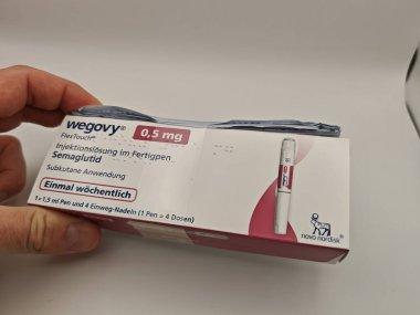 Prag, Çek Cumhuriyeti-8 Nisan 2025: Novo Nordisk tarafından üretilen ve tip 2 diyabet ve kan şekeri kontrolü için kullanılan Ozempic kalem.