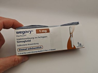 Prag, Çek Cumhuriyeti-8 Nisan 2025: Novo Nordisk tarafından üretilen ve tip 2 diyabet ve kan şekeri kontrolü için kullanılan Ozempic kalem.