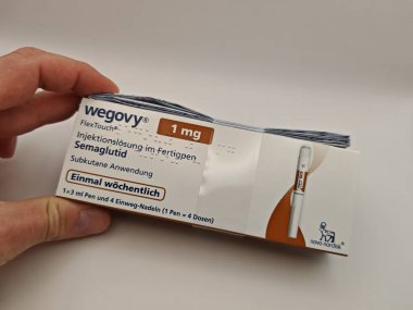 Prag, Çek Cumhuriyeti-8 Nisan 2025: Novo Nordisk tarafından üretilen ve tip 2 diyabet ve kan şekeri kontrolü için kullanılan Ozempic kalem.