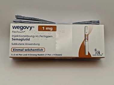 Prag, Çek Cumhuriyeti-8 Nisan 2025: Novo Nordisk tarafından üretilen ve tip 2 diyabet ve kan şekeri kontrolü için kullanılan Ozempic kalem.
