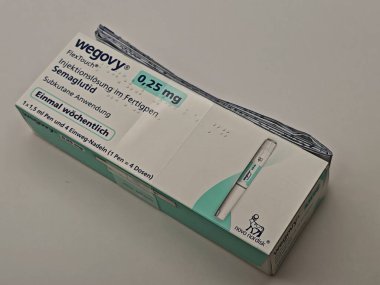 Prag, Çek Cumhuriyeti-8 Nisan 2025: Novo Nordisk tarafından üretilen ve tip 2 diyabet ve kan şekeri kontrolü için kullanılan Ozempic kalem.