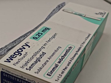 Prag, Çek Cumhuriyeti-8 Nisan 2025: Novo Nordisk tarafından üretilen ve tip 2 diyabet ve kan şekeri kontrolü için kullanılan Ozempic kalem.