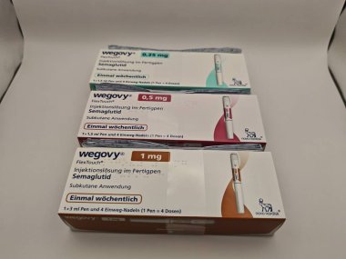 Prag, Çek Cumhuriyeti-8 Nisan 2025: Novo Nordisk tarafından üretilen ve tip 2 diyabet ve kan şekeri kontrolü için kullanılan Ozempic kalem.