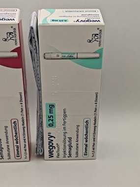 Prag, Çek Cumhuriyeti-8 Nisan 2025: Novo Nordisk tarafından üretilen ve tip 2 diyabet ve kan şekeri kontrolü için kullanılan Ozempic kalem.