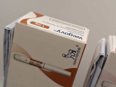 Prag, Çek Cumhuriyeti-8 Nisan 2025: Novo Nordisk tarafından üretilen ve tip 2 diyabet ve kan şekeri kontrolü için kullanılan Ozempic kalem.