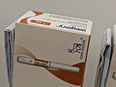 Prag, Çek Cumhuriyeti-8 Nisan 2025: Novo Nordisk tarafından üretilen ve tip 2 diyabet ve kan şekeri kontrolü için kullanılan Ozempic kalem.