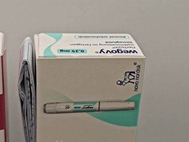 Prag, Çek Cumhuriyeti-8 Nisan 2025: Novo Nordisk tarafından üretilen ve tip 2 diyabet ve kan şekeri kontrolü için kullanılan Ozempic kalem.