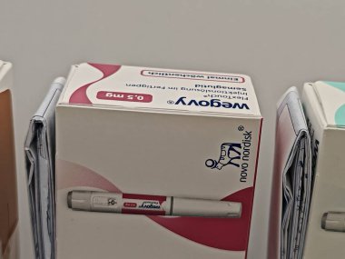 Prag, Çek Cumhuriyeti-8 Nisan 2025: Novo Nordisk tarafından üretilen ve tip 2 diyabet ve kan şekeri kontrolü için kullanılan Ozempic kalem.