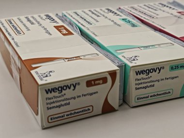 Prag, Çek Cumhuriyeti-8 Nisan 2025: Novo Nordisk tarafından üretilen ve tip 2 diyabet ve kan şekeri kontrolü için kullanılan Ozempic kalem.