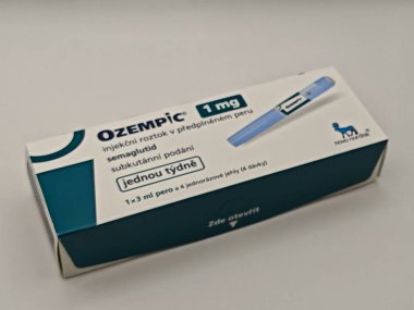 Prag, Çek Cumhuriyeti-8 Nisan 2025: Novo Nordisk tarafından üretilen ve tip 2 diyabet ve kan şekeri kontrolü için kullanılan Ozempic kalem.