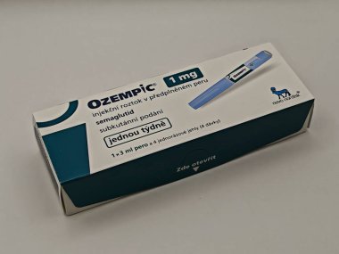 Prag, Çek Cumhuriyeti-8 Nisan 2025: Novo Nordisk tarafından üretilen ve tip 2 diyabet ve kan şekeri kontrolü için kullanılan Ozempic kalem.