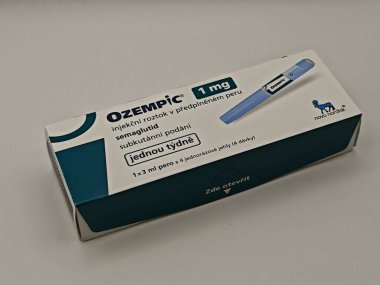 Prag, Çek Cumhuriyeti-8 Nisan 2025: Novo Nordisk tarafından üretilen ve tip 2 diyabet ve kan şekeri kontrolü için kullanılan Ozempic kalem.