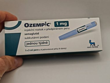 Prag, Çek Cumhuriyeti-8 Nisan 2025: Novo Nordisk tarafından üretilen ve tip 2 diyabet ve kan şekeri kontrolü için kullanılan Ozempic kalem.